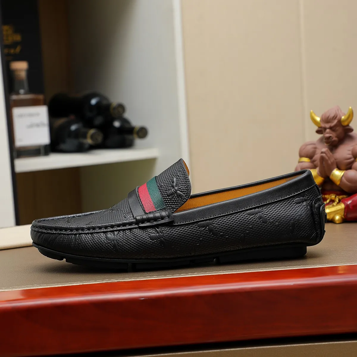 Men's shoes💰380💰🕷🕷️【 GUCCI 】Gucci's best-selling trendy men's casual slip-on shoes 🇨🇳Official website original 1:1 mold 💯Original quality, fine workmanship ☘Fashionable and versatile, perfect shape, comfortable on the feet 🍓Trendy men's recommended model, imported cowhide on the top layer 🎋High-quality pigskin lining, rubber wear-resistant and non-slip outsole, high-end atmosphere, worth owning 🍉Optional 38-44